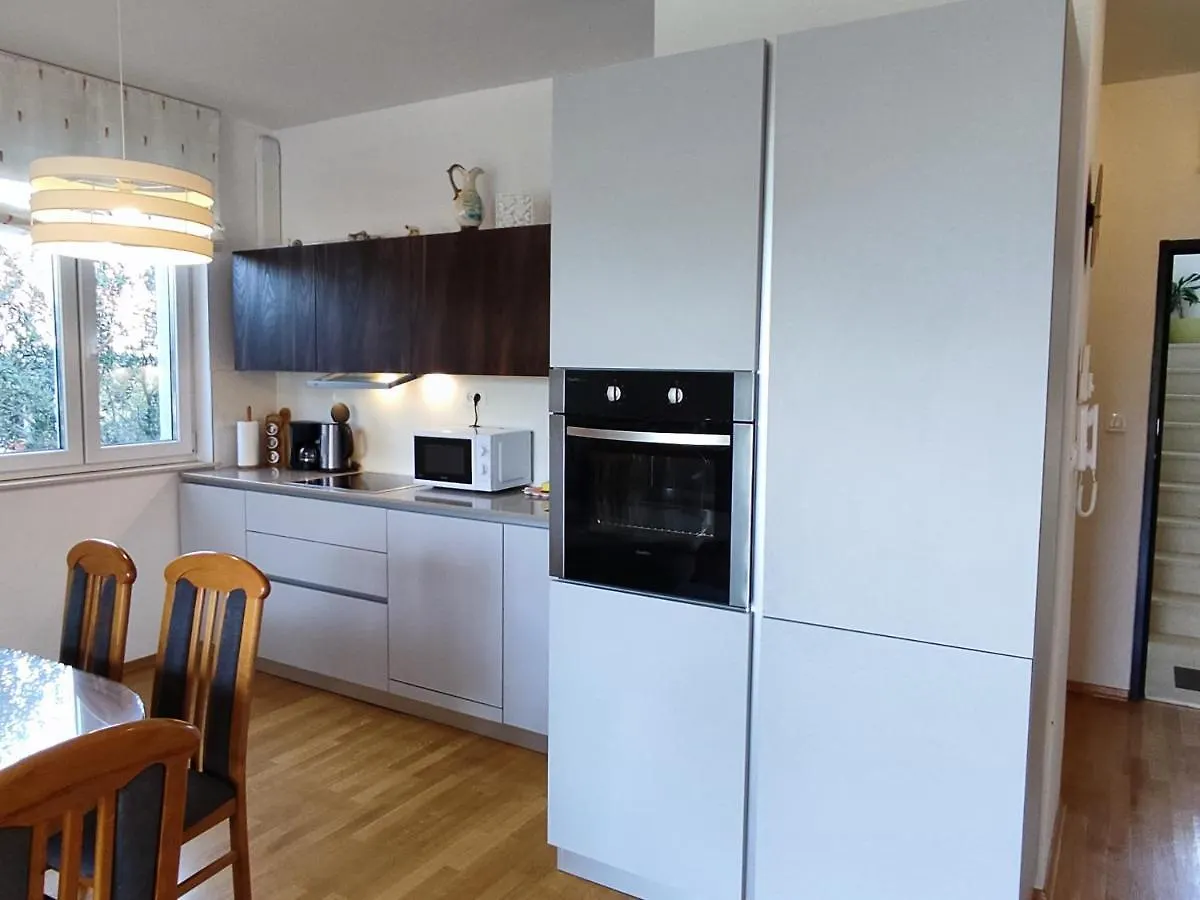 Stars - Luxury Apartment For 6 With Jacuzzi And Peaceful Apartment For 4 Near The Sea Kastela