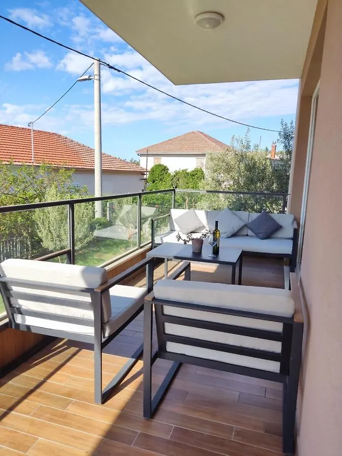 Stars - Luxury Apartment For 6 With Jacuzzi And Peaceful Apartment For 4 Near The Sea Kastela