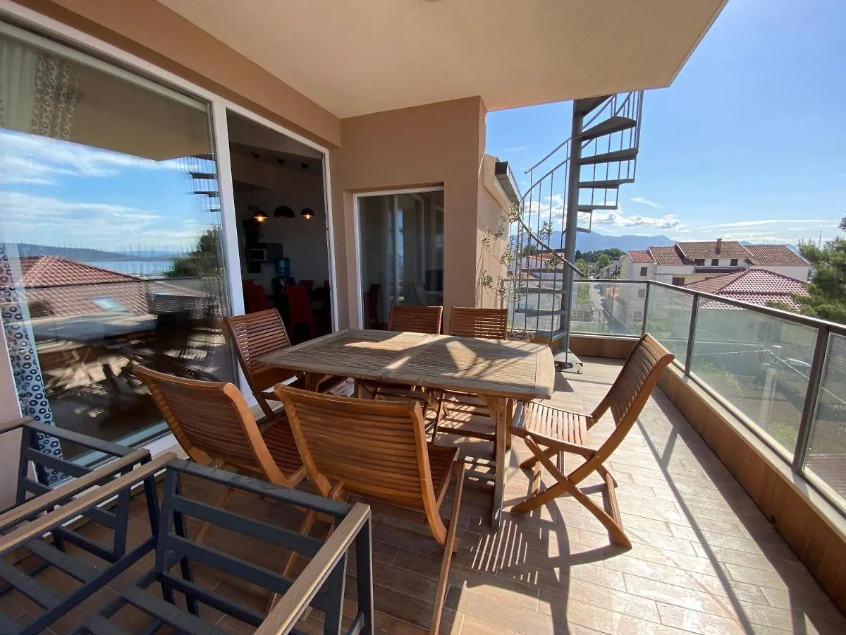 Stars - Luxury Apartment For 6 With Jacuzzi And Peaceful Apartment For 4 Near The Sea Kastela
