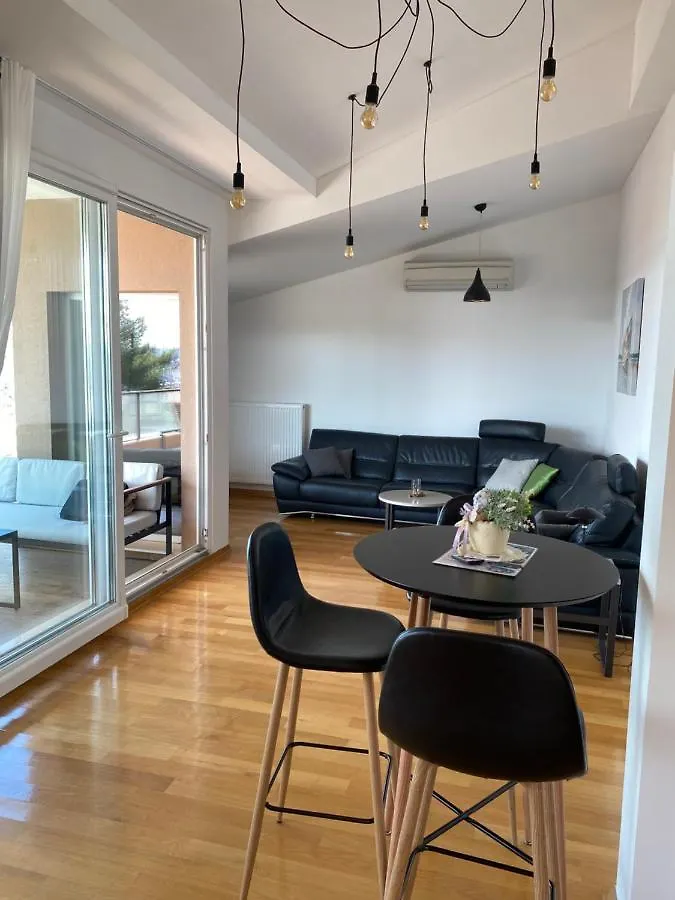 Stars - Luxury Apartment For 6 With Jacuzzi And Peaceful Apartment For 4 Near The Sea Kastela